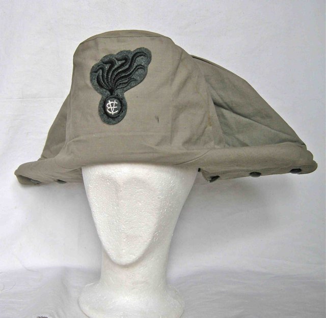 <p>Lucerna dei Reali Carabinieri con copertina grigia.</p><p class='eng'>Italian Royal Carabineers typical hat with grey net.</p>