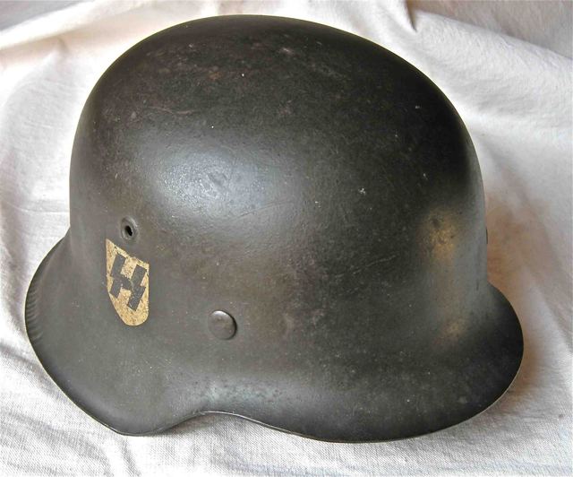 <p>Elmetto tedesco Mod. 42 con fregio delle Waffen-SS.</p><p class='eng'>M42 German helmet with the Waffen-SS decal.</p>