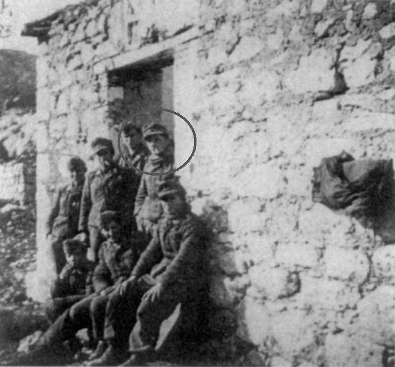 <p>Case d'Onofrio (Montecassino), febbraio 1944. Franz Friedrichs nel cerchio, Hans Jurgen Kunberg in basso seduto in mezzo.</p>