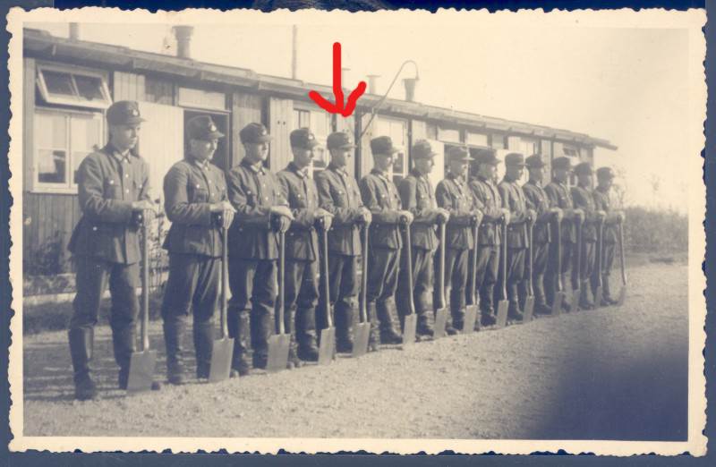 <p>Franz Friedrichs (indicato dalla freccia) durante la sua appartenenza al Servizio Nazionale del Lavoro (RAD) nel quale militò dal 29/01/1943 al 15/05/1943, inquadrato nella sezione 1/196.</p>
