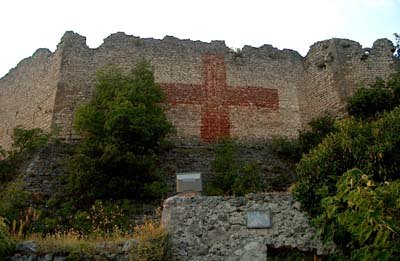 <p>Il castello di Vicalvi (FR). Durante la guerra ospitava l'ospedale tedesco. Ancora ben<br /> visibile la croce rossa dipinta sulle mura.</p>