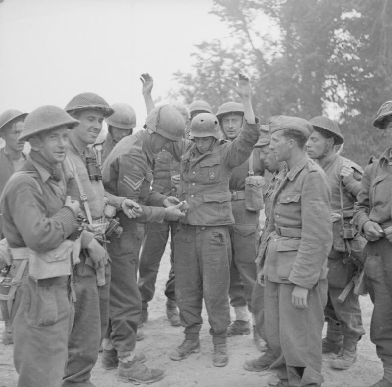 <p class='eng'>German prisoners being searched during the attack across the River Gari on the Gustav Line, 13 May 1944. ©IWM (NA 14742)</p>