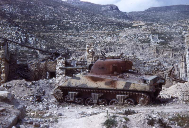 <p class='eng'>Cassino 1945. The tank of Lt. Peter Brown.<br />Photographer Frank J. Davis.</p>