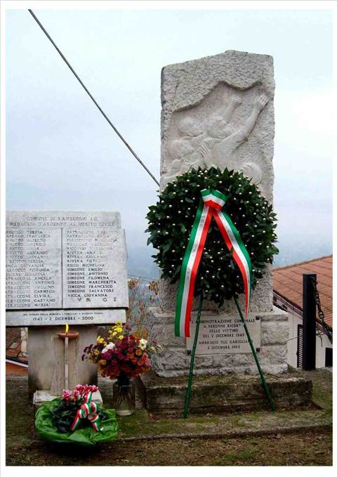 <p>Sant’Ambrogio sul Garigliano (FR).<br /><br />Il cippo che ricorda le vittime civili del bombardamento aereo del 2 dicembre 1943.</p>