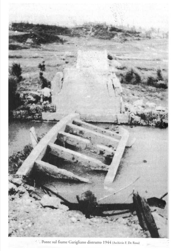 <p>Sant’Ambrogio sul Garigliano, 1944, il ponte sul Garigliano distrutto.<br />Cortesia Cosimino Simeone.</p>