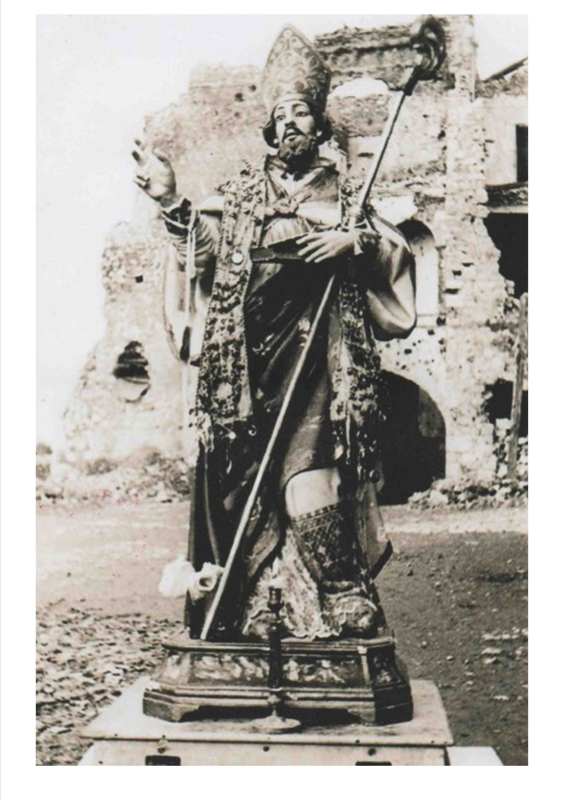 <p>Sant’Ambrogio sul Garigliano, 1944, la statua di S. Ambrogio rimasta intatta nonostante la totale distruzione della Chiesa parrocchiale.<br />Cortesia Cosimino Simeone.</p>