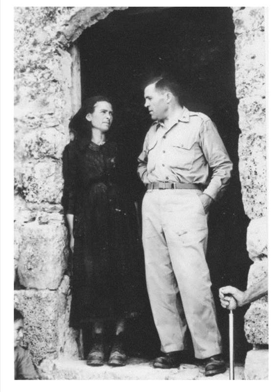 <p>Sant’Ambrogio sul Garigliano, giugno 1944, il maggiore medico americano Florindo Simeone con la sorella Rachele.<br />Cortesia Cosimino Simeone.</p>