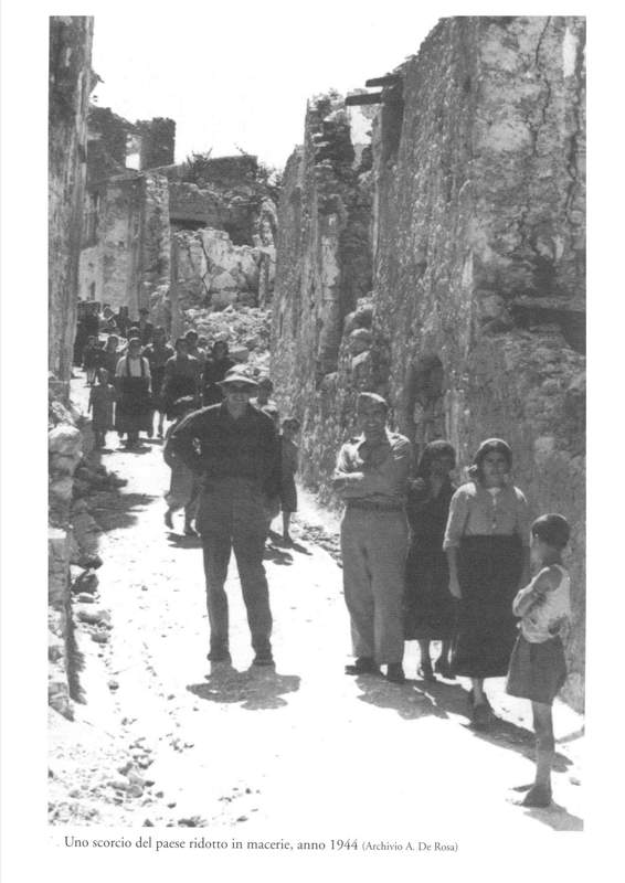 <p>Sant’Ambrogio sul Garigliano, giugno 1944, il maggiore medico americano Florindo Simeone in visita al suo paese d’origine.<br />Cortesia Cosimino Simeone.</p>