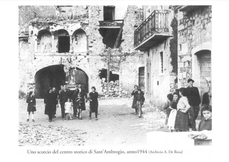 <p>Sant’Ambrogio sul Garigliano, 1944, la statua di S. Ambrogio portata in processione fra le macerie del paese.<br />Cortesia Cosimino Simeone.</p>