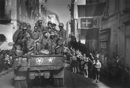 <p>Napoli, 1943, colonne di autocarri a Napoli.</p>