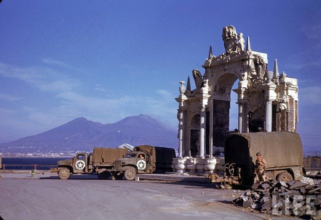 <p>Napoli, 1943, autocarri americani a Mergellina.</p>