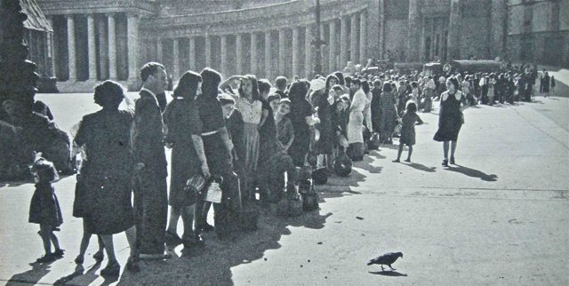 <p>Napoli, 1943, la lunga fila per l'acqua a piazza Plebiscito.</p>