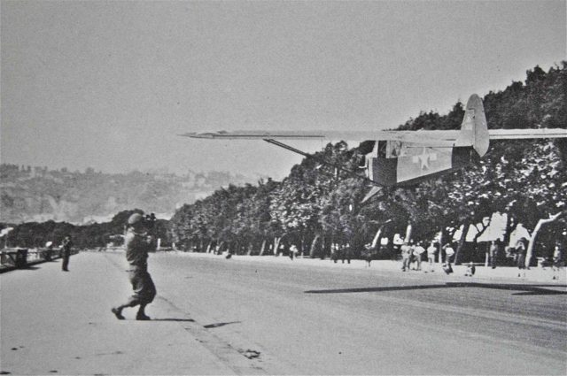 <p>Napoli, 1943, l'aereo del generale Clark atterra sul lungomare Caracciolo.</p>