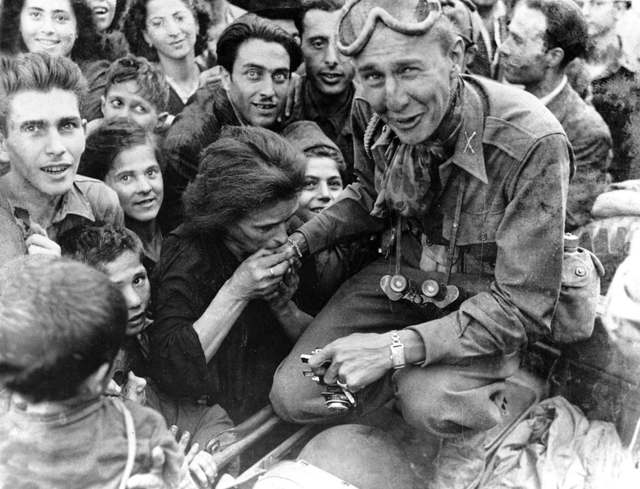 <p>Napoli, 1943, i soldati americani entrano a Napoli.</p>