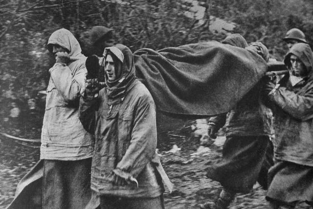 <p>Prigionieri tedeschi addetti al trasporto dei feriti.</p>