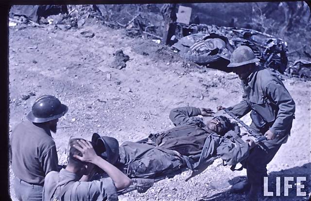<p>Esperia, 17 maggio 1944. Padre Baudouin, mentre presta soccorso ai feriti francesi.</p>