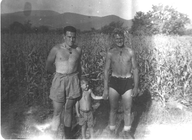 <p>Gino con i suoi angeli custodi, Mert e Red, in una fotografia del 6 luglio 1944.<br />Cortesia Costantino Jadecola.</p>