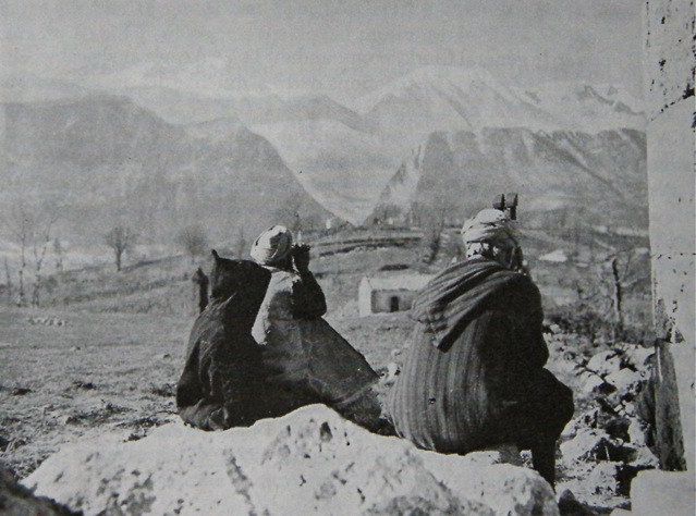 <p>Goumier marocchino alle prese con la "bete aux cornes", Castel San Vincenzo, gennaio 1944. Fotografie scattate da un reporter inglese.</p>