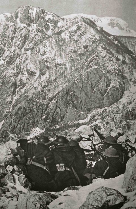 <p>Goumiers marocchini sulla cresta del monte Castellone osservano le minacciose pendici di monte Marrone. (Foto ECP, Victoires en Italie, Paris, 1945)</p>