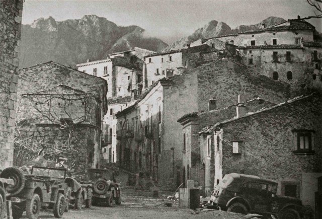 <p>Celeberrima immagine di Scapoli nell’inverno 1943-44 con automezzi francesi parcheggiati<br /> al riparo dall’osservazione tedesca. Sullo sfondo monte Castellone e monte Marrone. (Foto ECP,<br /> Victoires en Italie, Paris, 1945)</p>