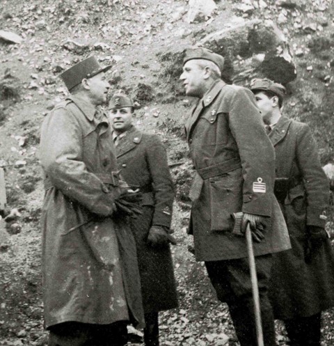<p>1 marzo 1944, il generale Juin incontra il colonnello comandante dell’11° reggimento Artiglieria del I Raggruppamento Motorizzato Italiano. (Foto ECP, Paul Gaujac, L’Armée de la Victoire, Paris, 1985)</p>
