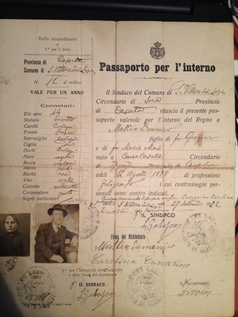 <p>La carta d’identità di Domenico Matteo che lo indica nato a Conca Casale, di professione fotografo e di statura "bassetto".</p>