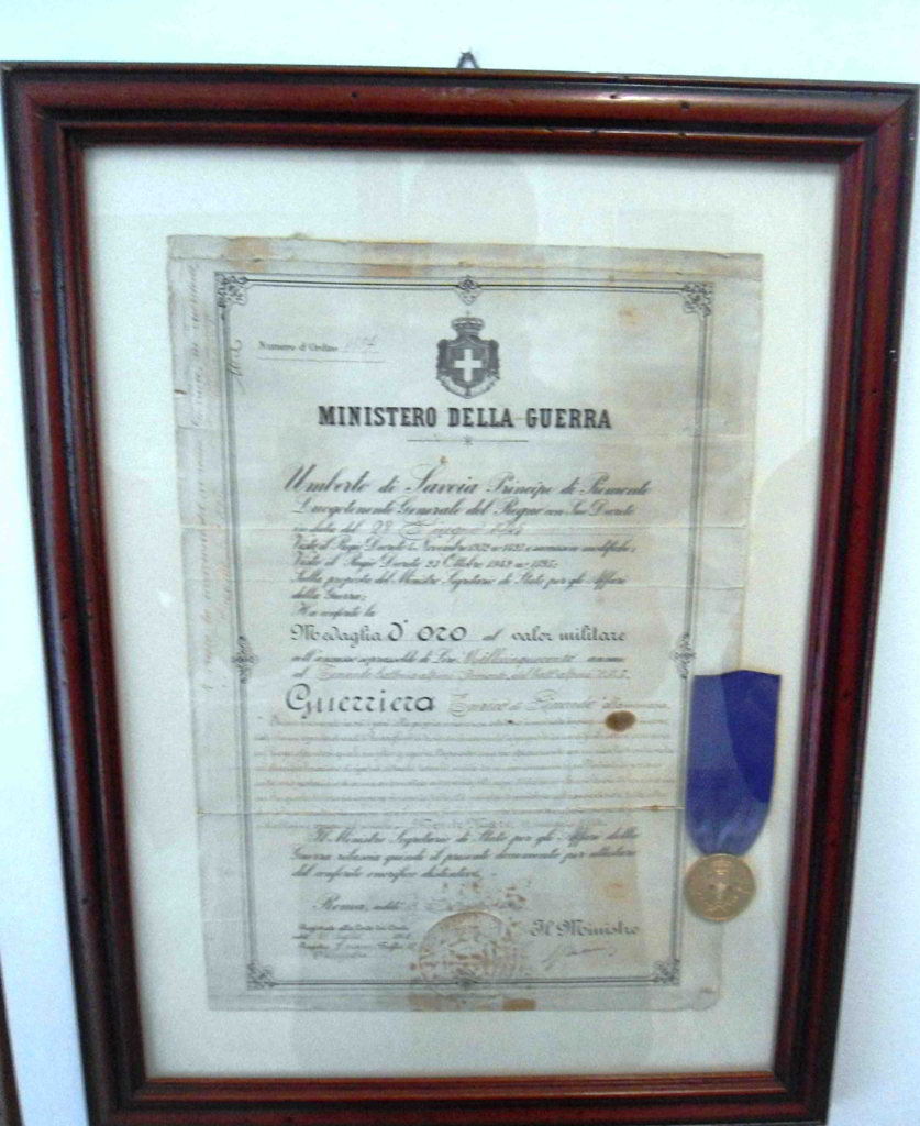 <p>La Medaglia d'Oro al Valore Militare concessa al tenente Guerriera.<br /><br />Visibile presso il Museo del Sacrario di Monte Lungo. Cortesia di Federico Colorito.</p>