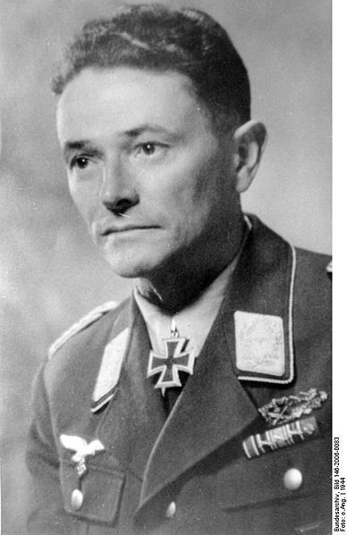 <p class='eng'>Rudolf Kratzert,Hauptmann Kdr III./Fsch.Jäg.Rgt 3 <br />Saw service with Austrian Army WW1. Reactivated in Luftwaffe 1940. Attached to FJR3 1942. Commanded 11/FJR3 Russia 1942. Awarded DKiG 1943. Later fought in Sicily, southern Italy. At Cassino launched attack that took Calvary Mountain, February 1944. Awarded KC.Commanded FJ Replacement troops 1945. Taken prisoner by the soviets but escaped to Vienna. <br /><br />From: http://www.das-ritterkreuz.de/</p><p class='eng'>Bundesarchiv_Bild_146-2006-0083,_Rudolf_Kratzert</p>
