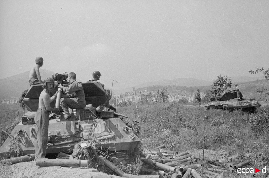 <p class='eng'>Description : Les tank destroyers TD M10 du 2e escadron du 7e régiment de chasseurs d’Afrique (RCA), en position d’appui-feu, tirent sur les défenses de Castelforte à une distance de deux kilomètres et demi puis de un kilomètre et demi. Au premier plan, le TD M10 « Bousilleur » et son équipage<br />Date : 13 mai 1944<br />Lieu : Castelforte, Italie<br />Photographe : inconnu<br />Origine : SCA-ECPAD<br />Référence : TERRE-221-L4825</p>