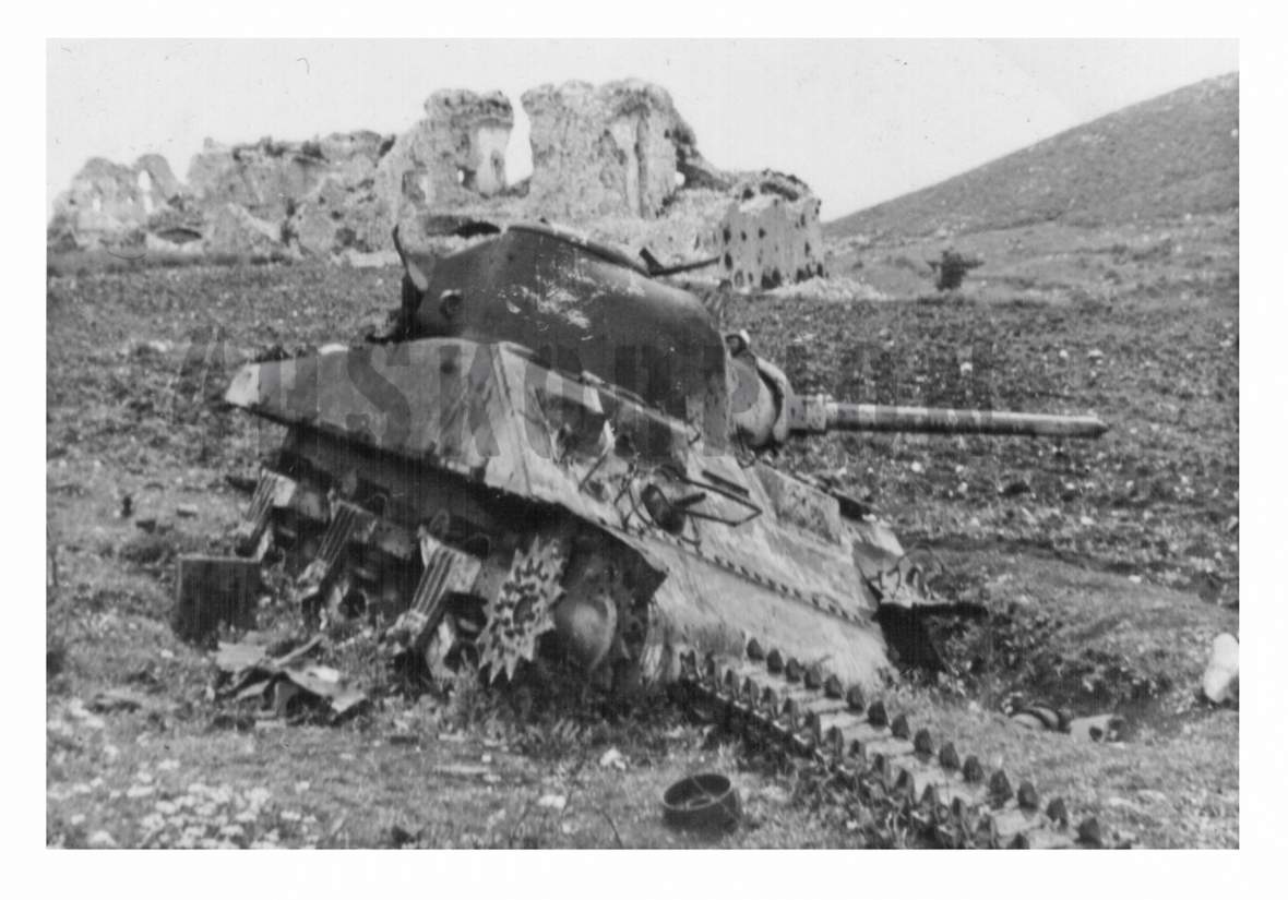 <p>1945 (?). Il carro Sherman del C.le Reg. J. Lennie (NZ), danneggiato durante l'azione del 19 marzo 1944, di fronte a Masseria Albaneta.</p>