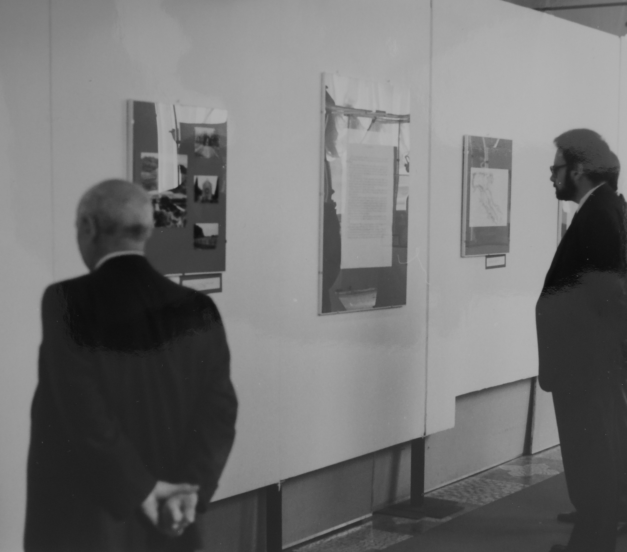 <p>Romano Neri, a sinistra, casualmente ripreso alla mostra dedicata ai Polacchi in Italia durante la seconda guerra mondiale, tenutasi presso Museo Nazionale del Risorgimento, a Torino (1995).<br /></p>
