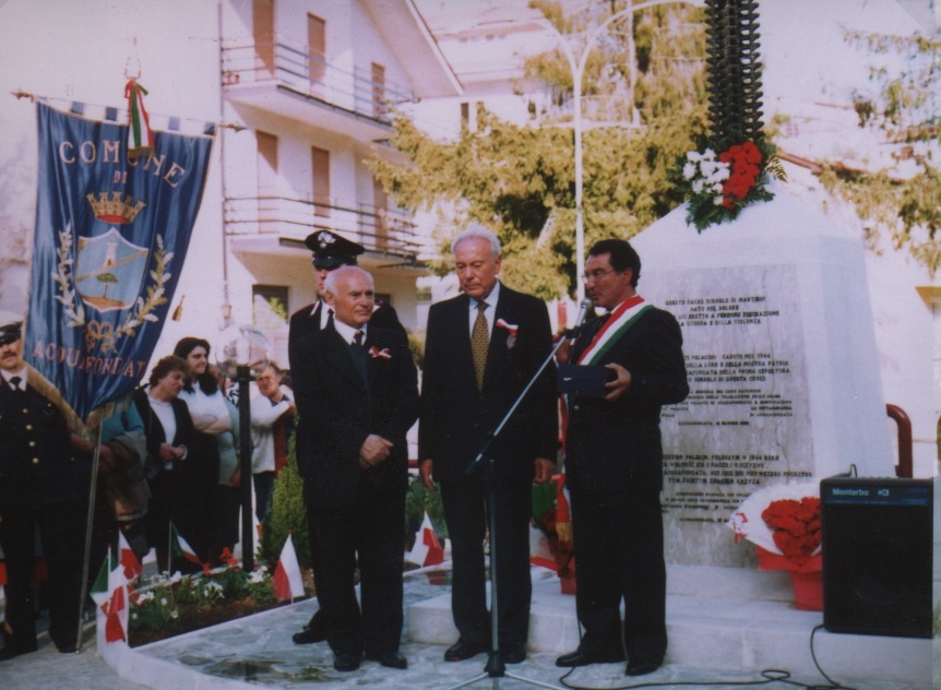 <p>18 maggio 1995, inaugurazione della nuova sede e del monumento con la croce polacca. Da sinistra Romano Neri, l’ing. M. Rasiej, il sindaco Antonio Di Meo.<br /></p>