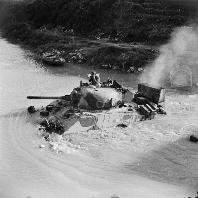 <p class='eng'>A Sherman tank of the 4th County of London Yeomanry fording the Volturno river at Grazzanise, Italy, 17 October 1943,</p>