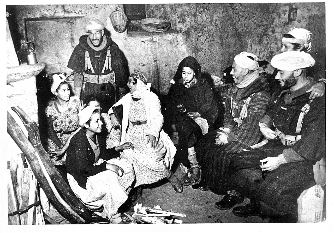 <p>Gennaio 1944, area di Venafro (Isernia), Goumiers del C.E.F. con prostitute marocchine.<br /></p>
