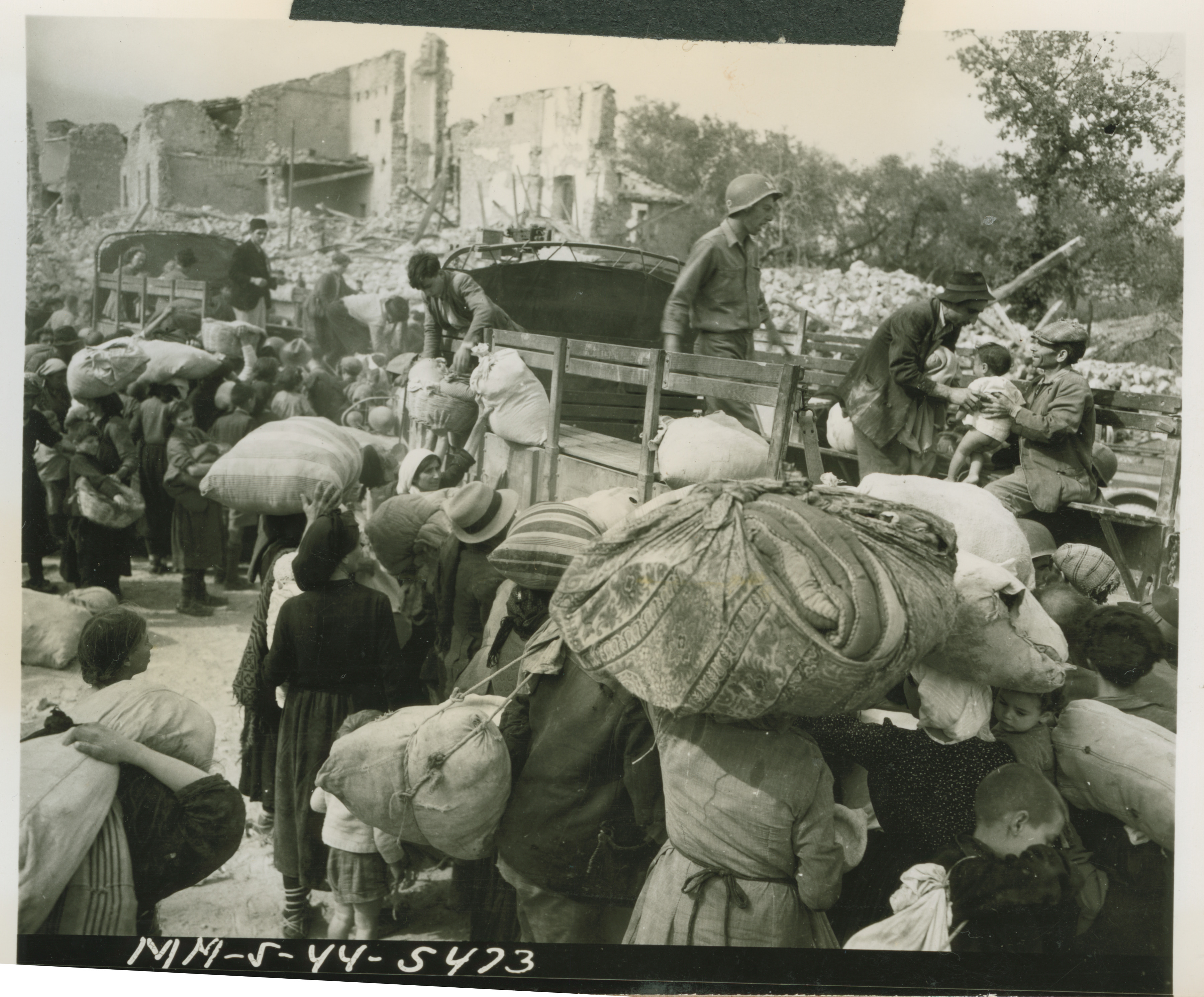 <p>Spigno (Latina), maggio 1944, i primi soccorsi americani alla popolazione civile italiana, sorpresa nei rifugi sulle montagne dall’arrivo delle truppe marocchine.<br /></p>
