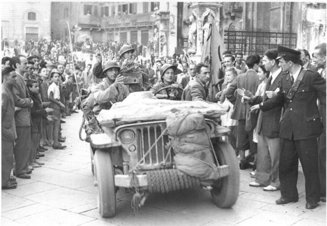 <p>Siena, 3 luglio 1944, l’entusiastica accoglienza riservata dagli abitanti ai militari del C.E.F..<br /></p>