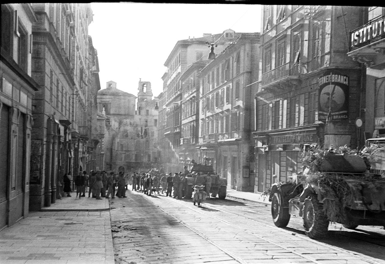 <p>18 luglio 1944, mezzi corazzati del reggimento polacco Ulani dei Carpazi nelle vie di Ancona appena liberata.<br /></p>