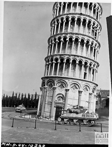 <p>2 settembre 1944, carri armati americani transitano sotto la torre di Pisa.<br /></p>