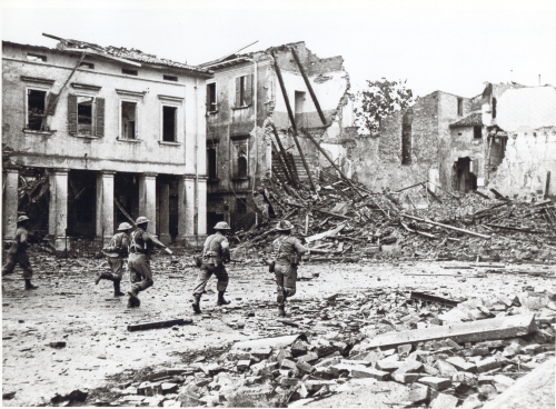 <p>Rimini, 21 settembre 1944, soldati della brigata greca fra le macerie della città completamente distrutta nel corso dei combattimenti.<br /></p>