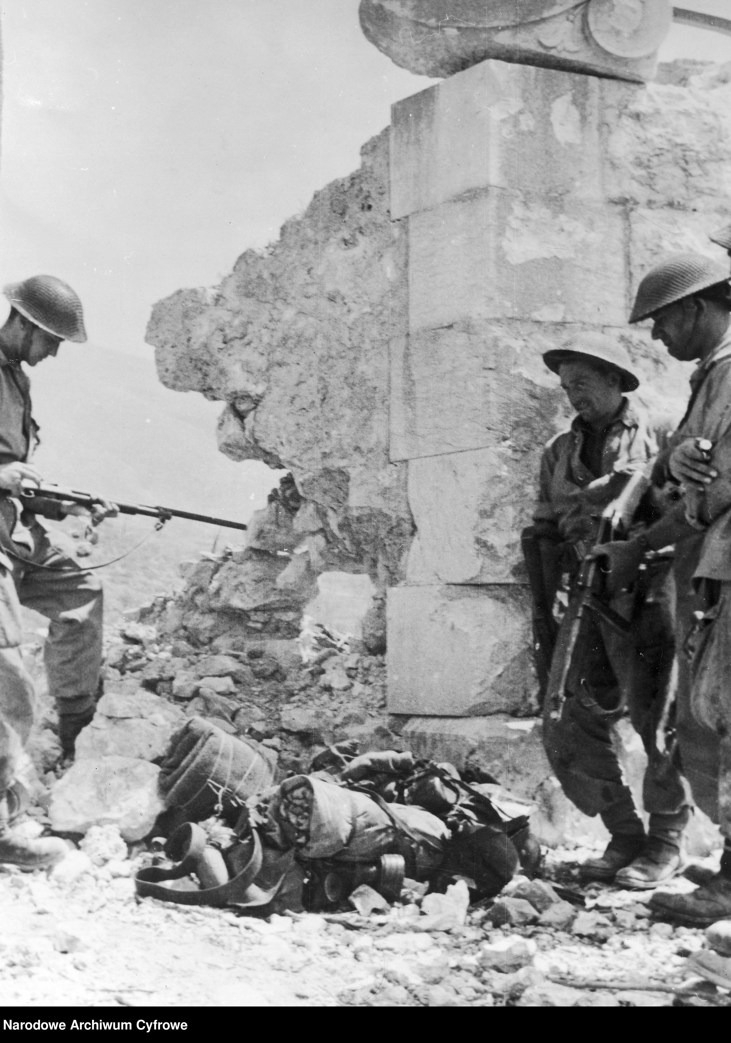 <p class='eng'>1944/05/25<br />Poles with equipment removed from a German bunker. The soldier on the right is armed with a Thompson M1 submachine gun, the soldier on the left holds a Winchester shotgun.<br />NAC 3/24/0/-/457/12</p>