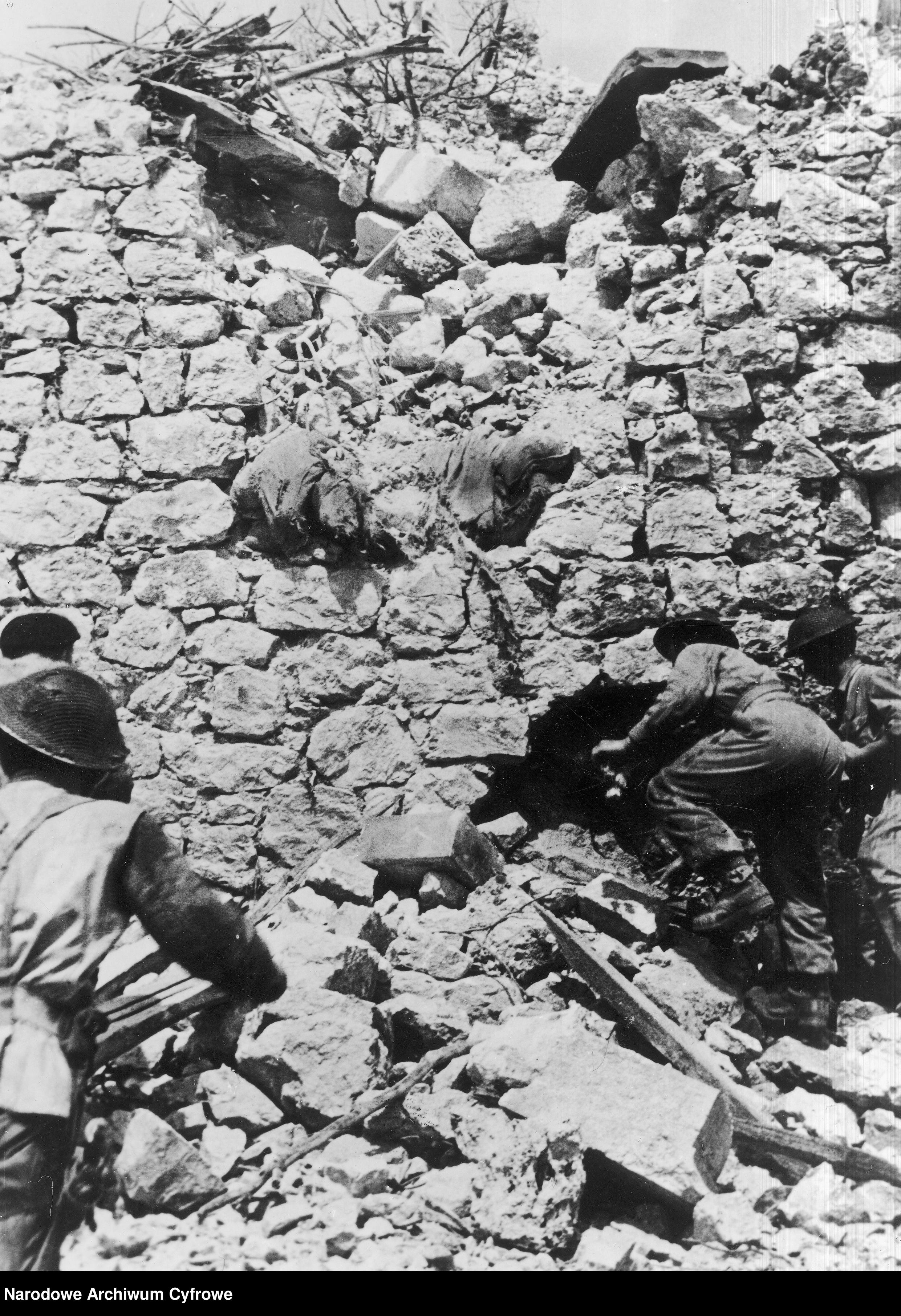 <p class='eng'>1944/05<br />The soldiers of the Independent 2nd Armored Brigade penetrate the German bunker.<br />NAC 3/24/0/-/457/6</p>