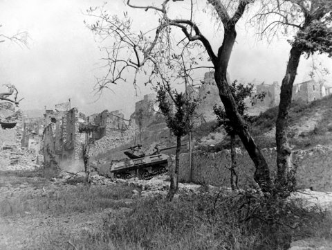 <p>Un M10 (Tank Destroyer) del 7e Régiment de Chasseurs d'Afrique (carro “Bacchus”) ripreso mentre tenta di entrare tra le rovine di Castelforte.</p>