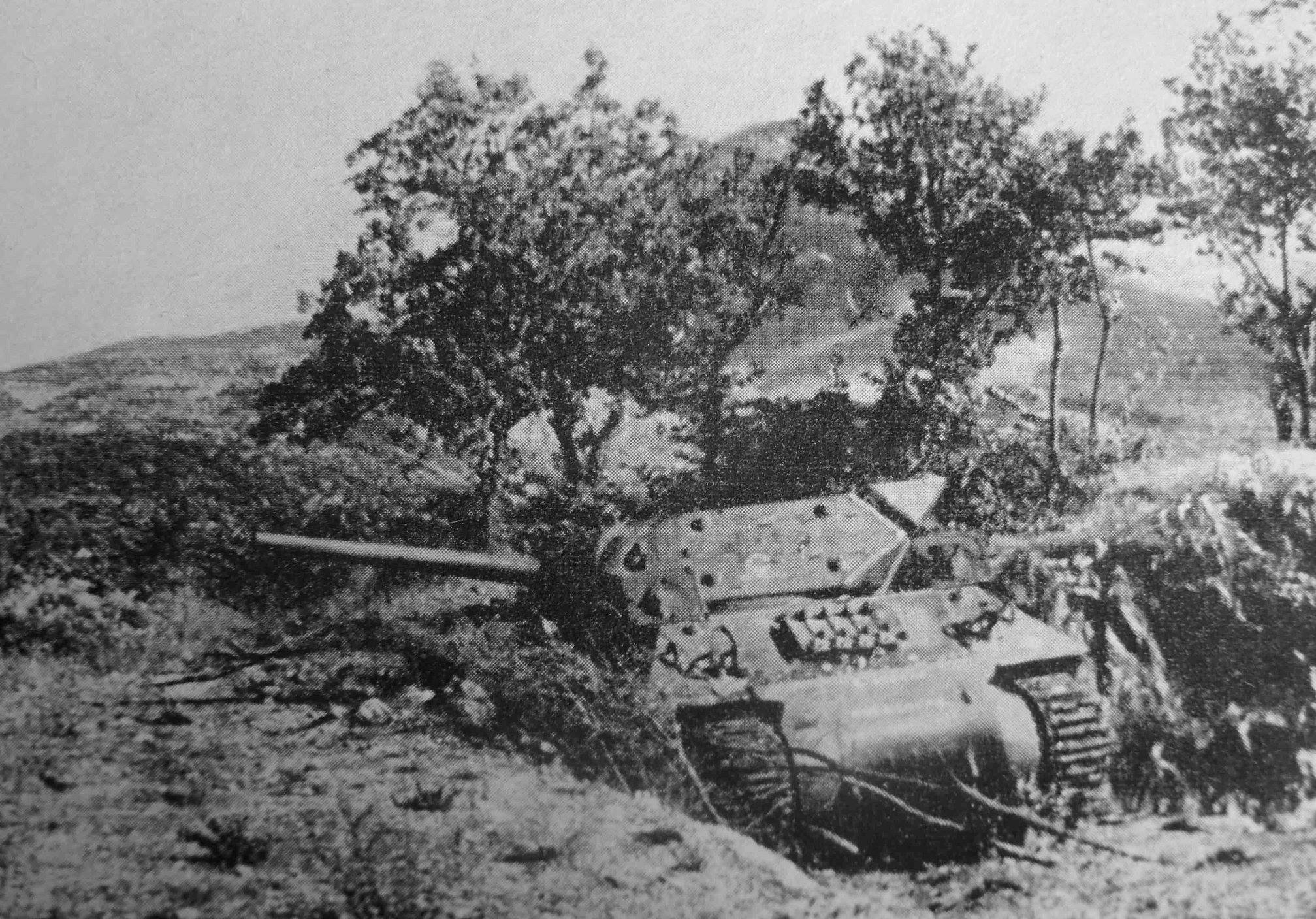 <p>Un M10 (Tank Destroyer) del 7e Régiment de Chasseurs d'Afrique, colpito da una granata sparata dal cannone del Pantera interrato (quota 101).</p>