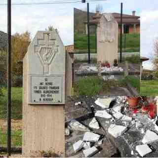 <p>PONTECORVO (FR) località S.Esdra.<br />Il cippo a ricordo dei 175 caduti sepolti nel cimitero militare della quota 101, prima e dopo la (nuova) distruzione perpetrata nel 2018.</p>