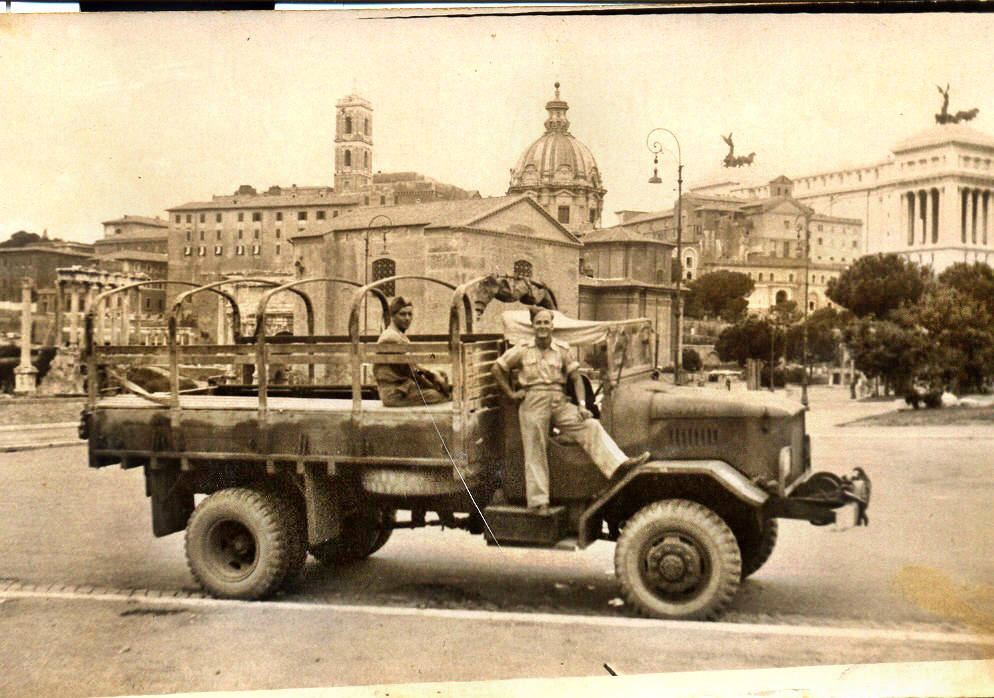 <p>Un autocarro americano della 22a Compagnia Trasporti d’Artiglieria a Roma. A destra, in piedi, il giovanissimo volontario W. Narebski. (Cortesia del prof. W. Narebski).<br /></p>