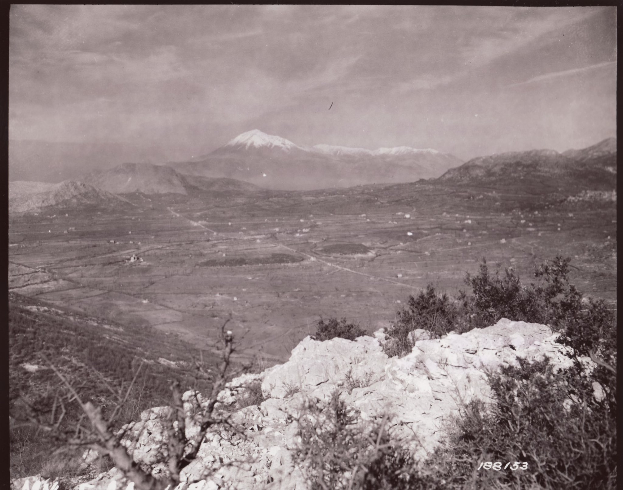 <p class='eng'>On February 18, 1944 an American photographer climbs the extreme summit of Monte Lungo and takes this photo; on the right stands Monte Chiaia and San vittore del Lazio; left Monte Porchia and Monte Trocchio; in the center in the distance the snow-covered Mount Cairo; the route of the Via Casilina stands out ..... A bloody battle rages in Cassino.</p>