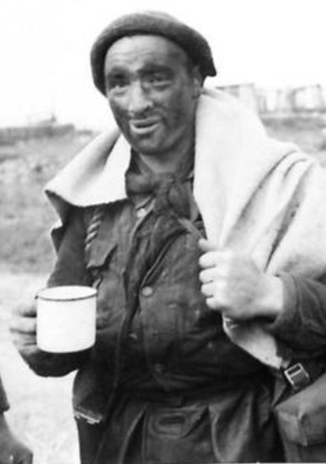 <p class='eng'>Pte. W. Balfour, with his face still blackened, drinks his tea.<br />Taken by Sgt. Mott. 30.12.43. © IWM NA 10446</p>