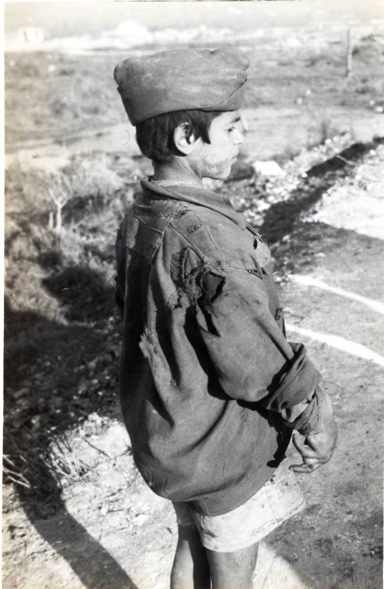 <p>Cassino, un bambino tra le rovine della città. (Archivio di Stato di Frosinone)</p><p class='eng'>Cassino, a child in the ruins of the city. (State Archives of Frosinone)</p>