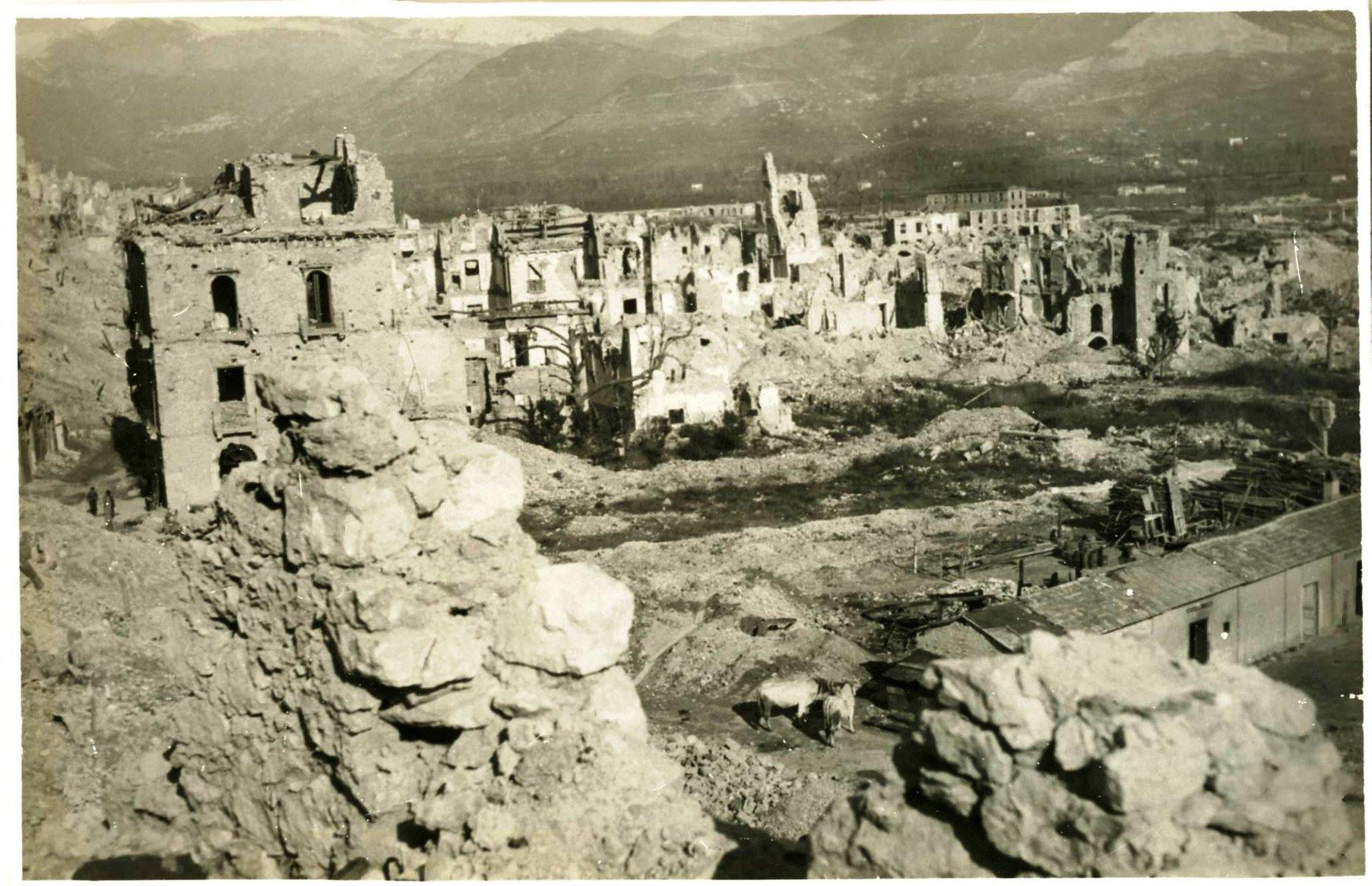 <p>Cassino, le rovine della città. (Archivio di Stato di Frosinone)</p><p class='eng'>Cassino, the ruins of the city. (State Archives of Frosinone)</p>
