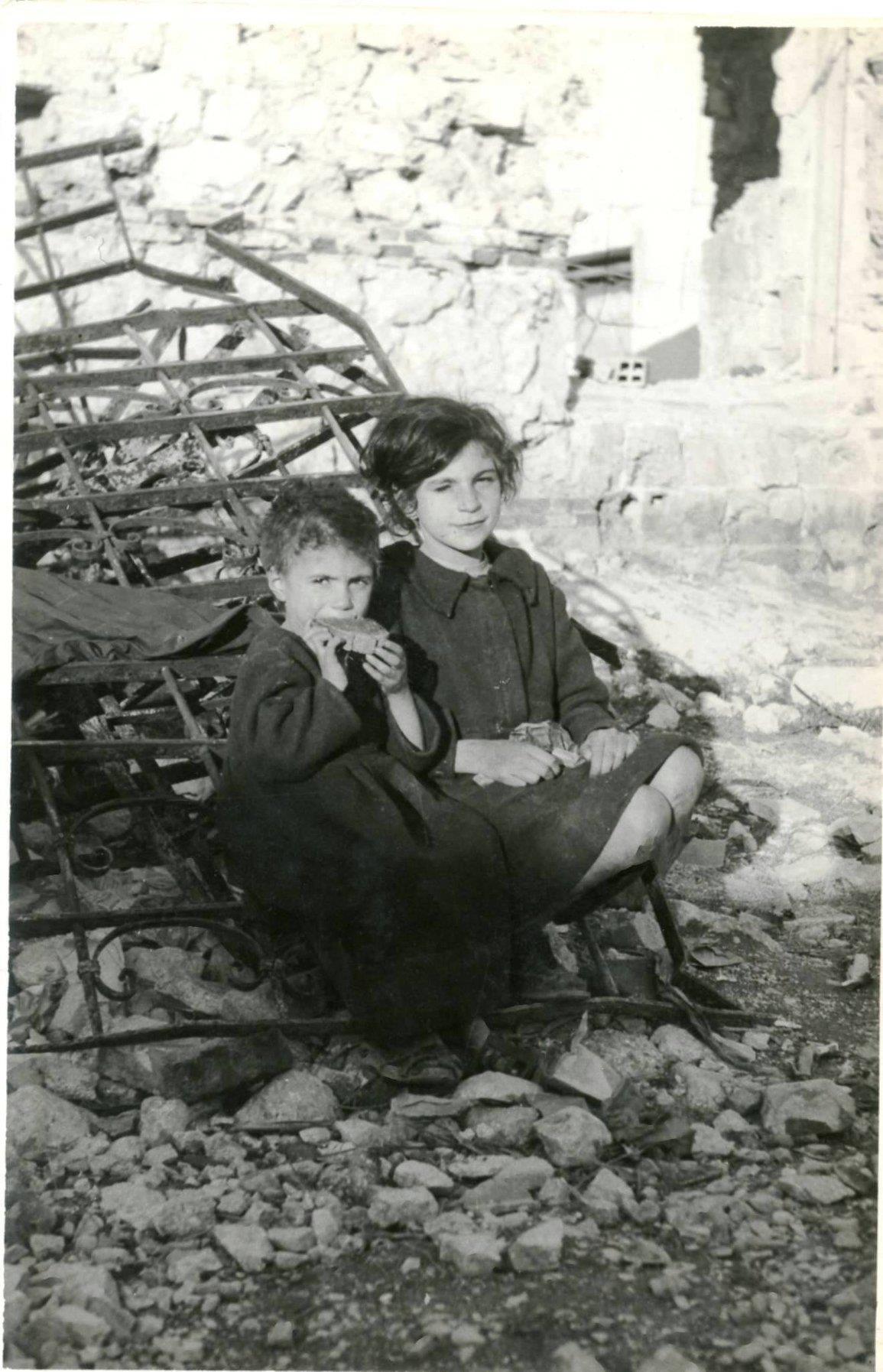 <p>Cassino, bambini tra le rovine della città. (Archivio di Stato di Frosinone)</p><p class='eng'>Cassino, children in the ruins of the city. (State Archives of Frosinone)</p>